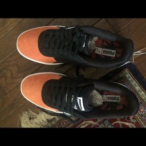 men’s black and orange puma tennis shoes